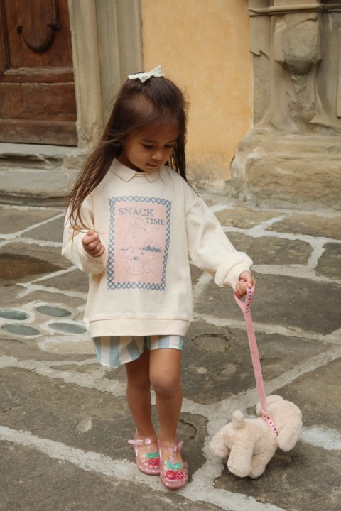 Stylizacja z koszulką polo dziecięcą Konges Sløjd Spotty LS GOTS Buttercream.