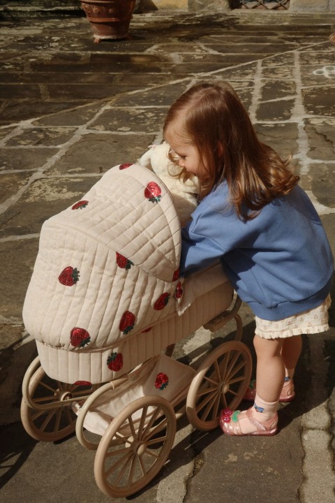 Stylizacja z bluzą dziecięcą Konges Sløjd Loumilla OCS Colony Blue.