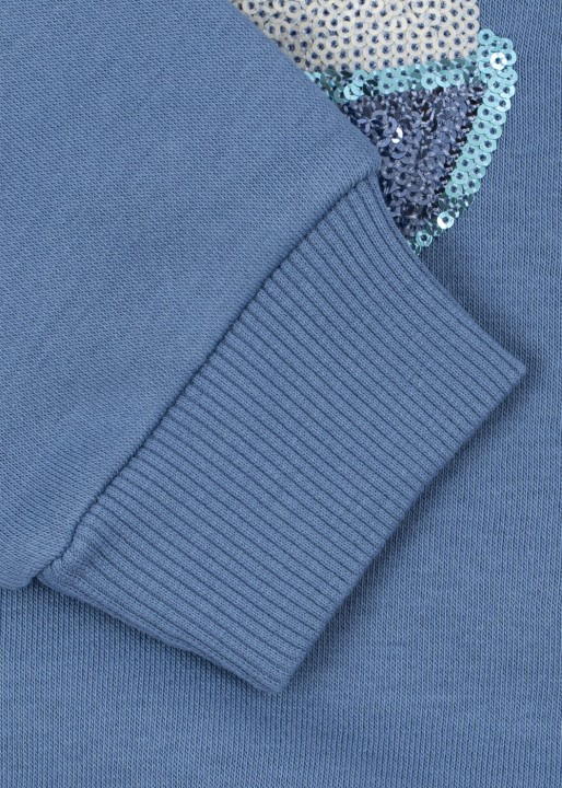 Miękka dzianina z bawełny organicznej OCS w bluzie Konges Sløjd Colony Blue.