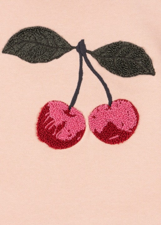 Zbliżenie nadruku wiśni na sukience dziecięcej Konges Sløjd Lou Terry OCS Evening Sand.