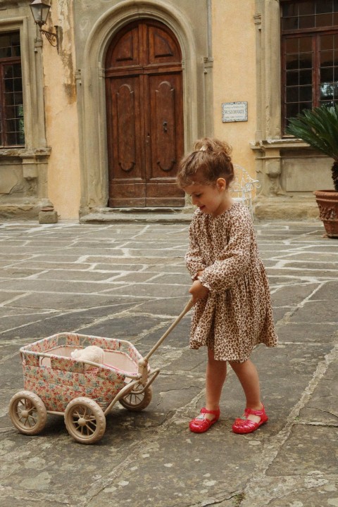 Luźna sukienka muślinowa Konges Sløjd Coco GOTS w print Leo.