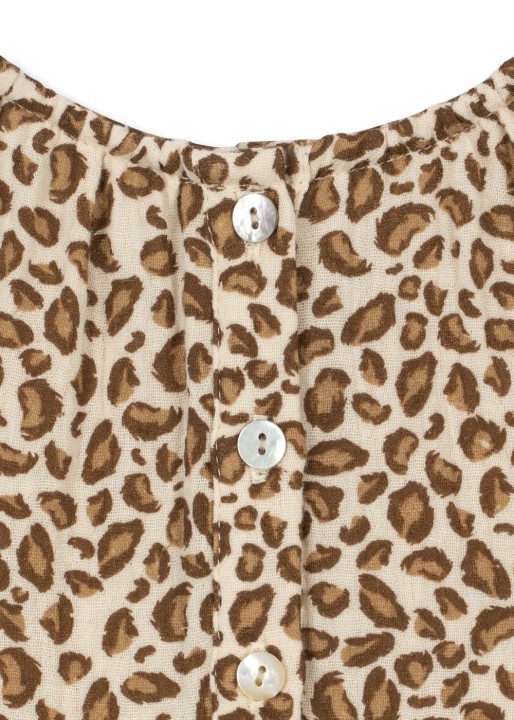 Zbliżenie wzoru Leo na sukience dziecięcej Konges Sløjd Coco.