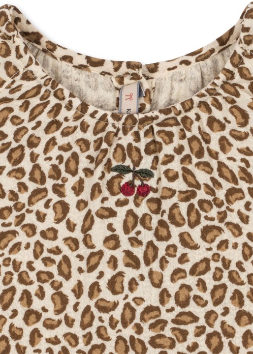 Zbliżenie muślinu i wykończenia sukienki Konges Sløjd Coco GOTS.