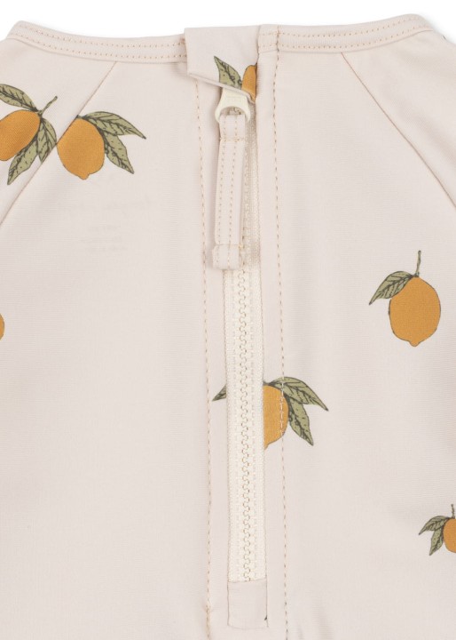 Zbliżenie wzoru cytryn na stroju kąpielowym UV Konges Sløjd Aster GRS.