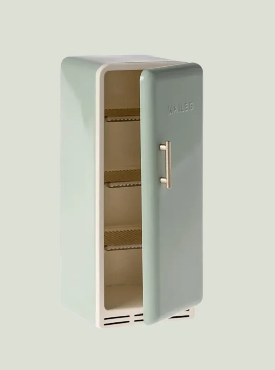 lodowka-maileg-mint-w-domku-dla-lalek