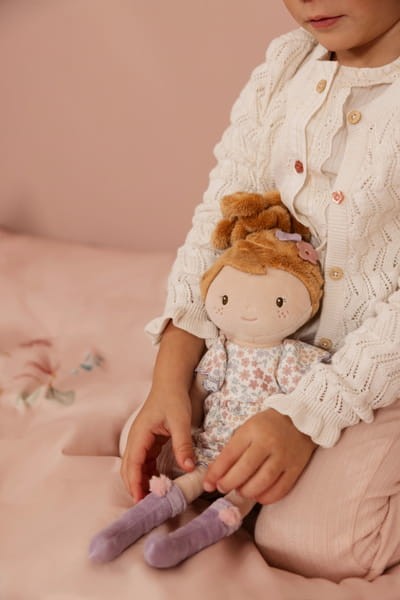 lalka-przytulanka-ava-w-dloniach