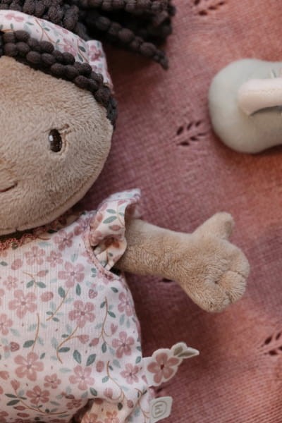 lalka-baby-evi-z-nosidelkiem-detal