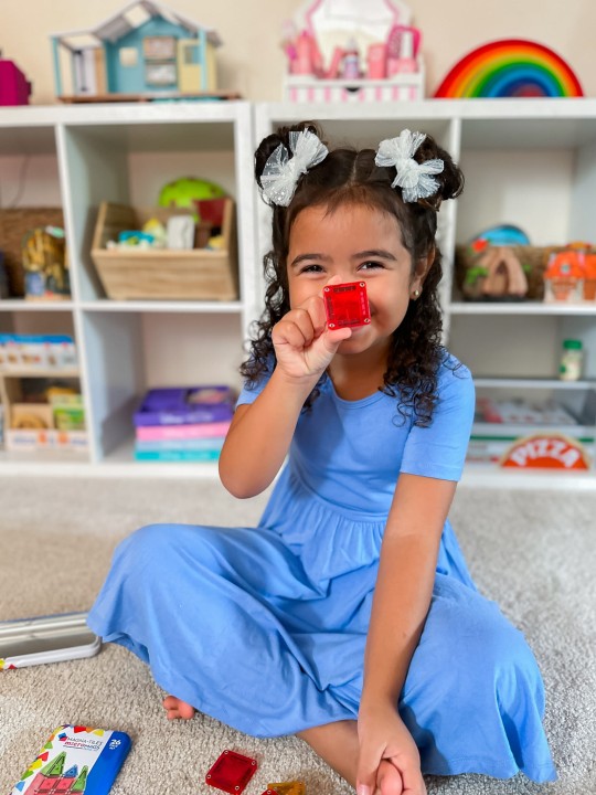 dziecko bawi sie nowymi klockami magnetycznymi micromags travel