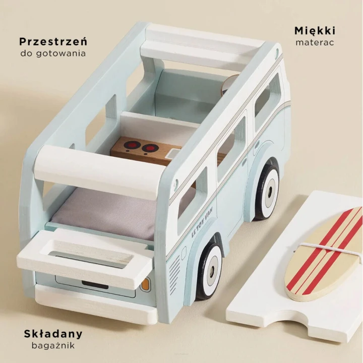 Wnętrze drewnianego kampera Le Toy Van z kuchenką i materacem