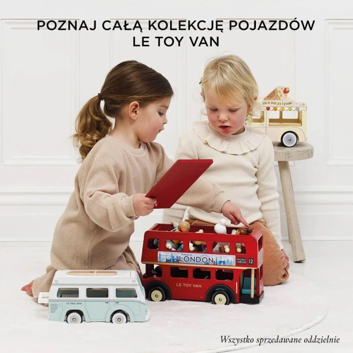 Drewniany kamper Le Toy Van w zabawie dzieci z kolekcją pojazdów