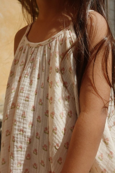 Konges Sløjd Coco Strap Carta Rosa - sukienka dziecięca w stylizacji