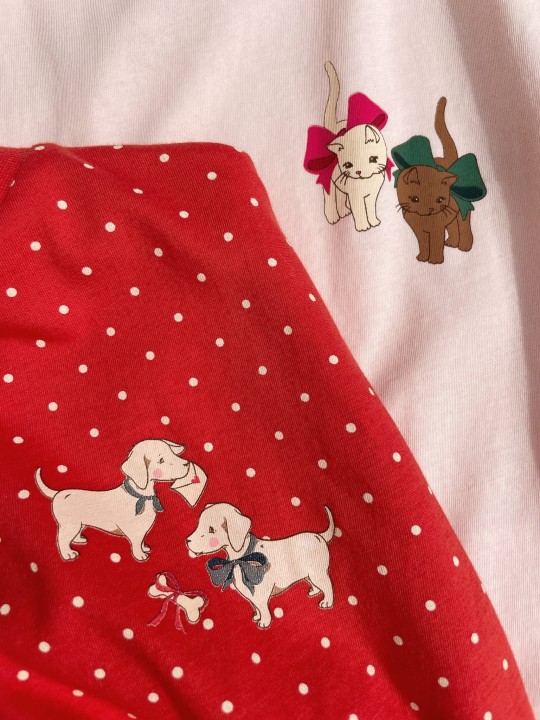 Zdjęcie stylizacyjne kompletu dziecięcego Konges Sløjd.