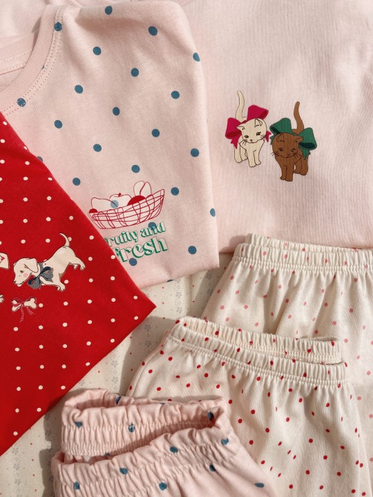 Stylizacja z kompletem dziecięcym w estetyce Konges Sløjd.