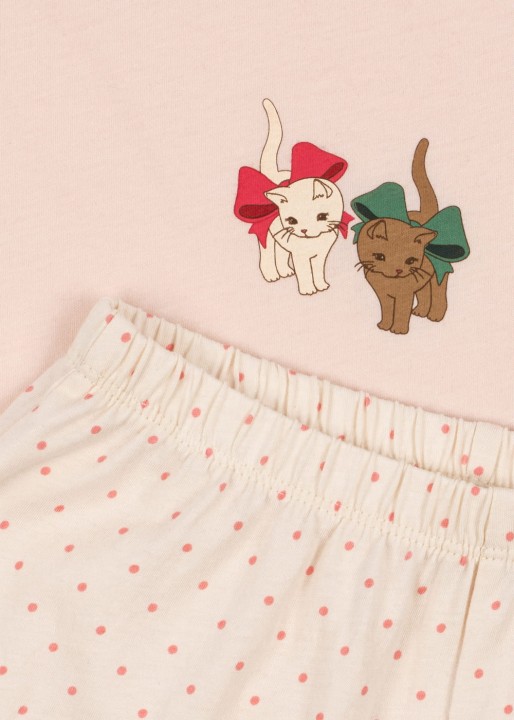 Detal materiału i wykończenia kompletu dziecięcego.