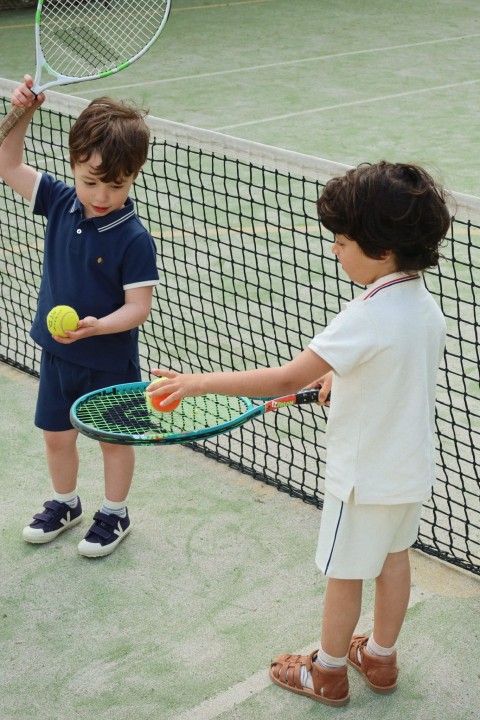 Stylizacja z granatową koszulką polo dziecięcą Konges Sløjd.