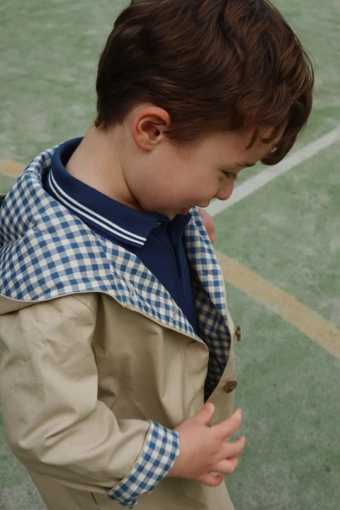 Granatowa koszulka polo dziecięca w stylizacji premium.