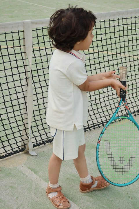 Stylizacja z białymi spodenkami dziecięcymi Konges Sløjd.