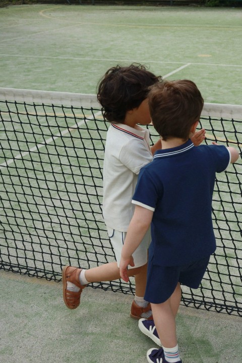 Granatowe spodenki dziecięce Konges Sløjd w codziennej stylizacji.
