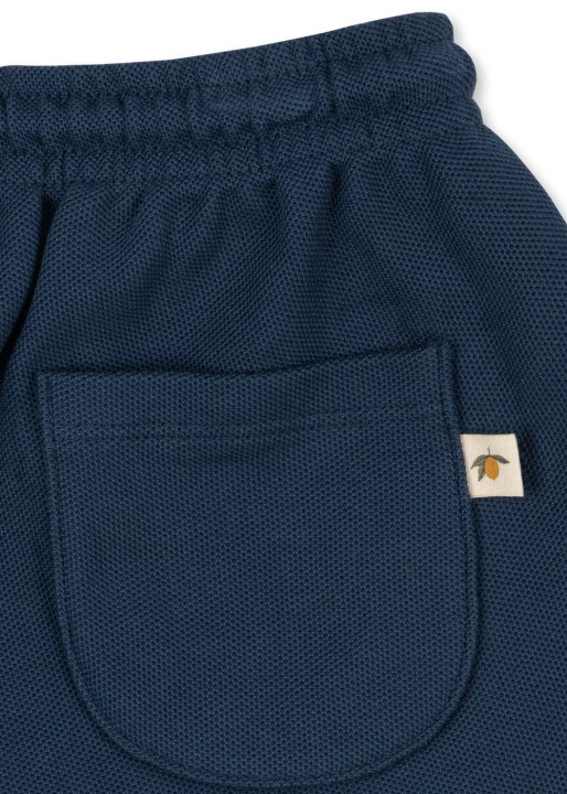 Detal granatowych spodenek dziecięcych Konges Sløjd.