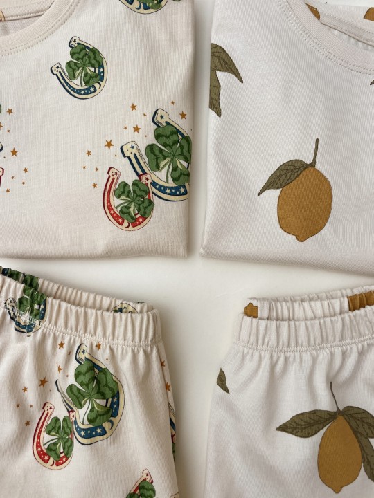 Flatlay kompletu dziecięcego Konges Sløjd w cytrynowy print.