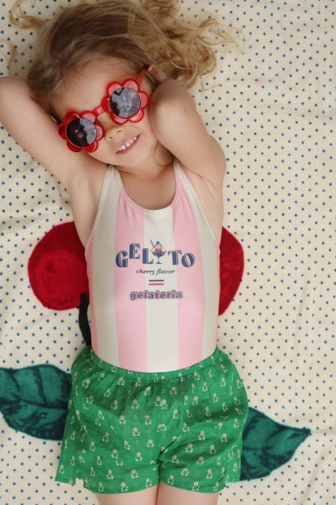 Letnia stylizacja ze strojem kąpielowym dziecięcym Konges Sløjd.