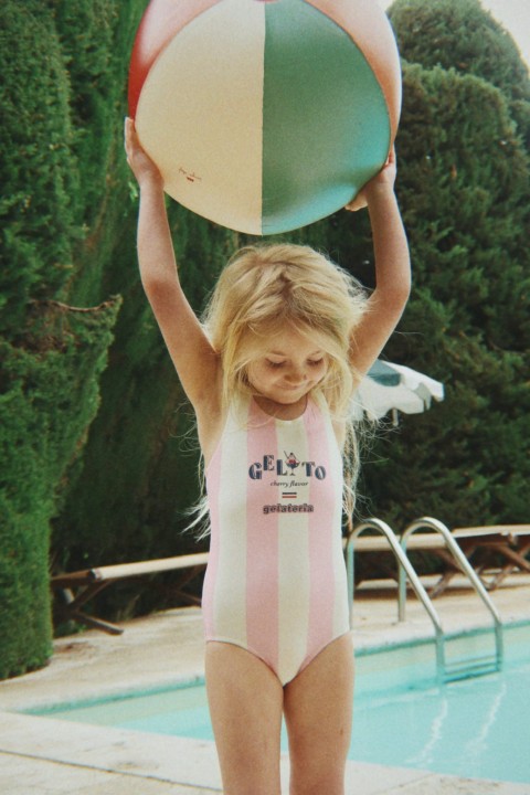 Różowy strój kąpielowy dziecięcy Konges Sløjd w stylizacji.