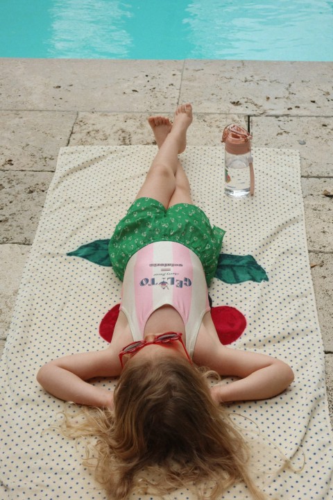 Strój kąpielowy dziecięcy Konges Sløjd w stylizacji premium.