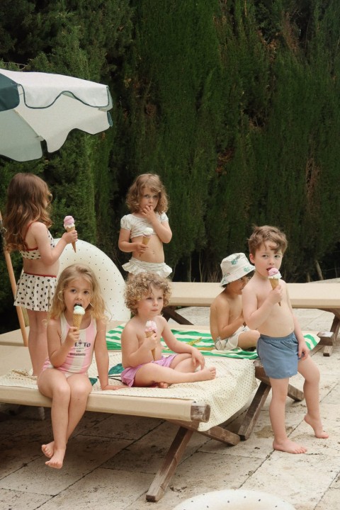 Letnia stylizacja z różowym strojem kąpielowym Konges Sløjd.