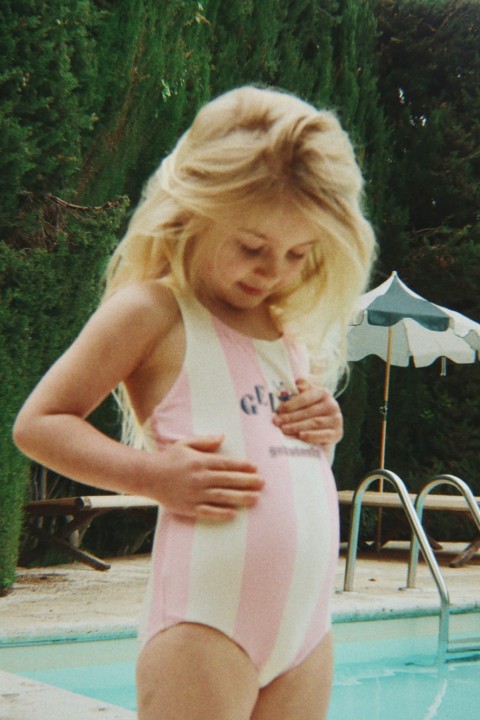 Strój kąpielowy dziecięcy Konges Sløjd w różowe paski.