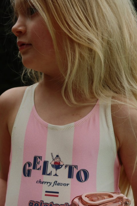 Detal materiału i wzoru stroju kąpielowego Konges Sløjd.