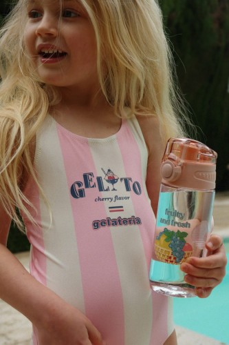 Strój kąpielowy dziecięcy Konges Sløjd pokazany w stylizacji.