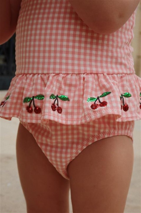 Strój kąpielowy dziecięcy Konges Sløjd w letnim ujęciu.