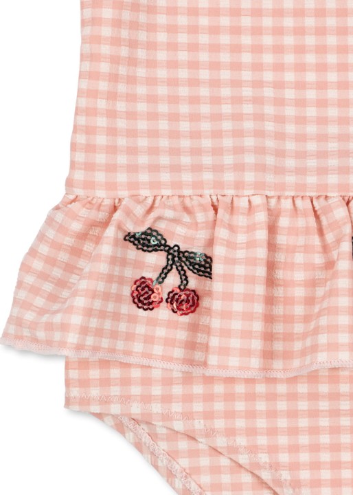 Zbliżenie wykończenia różowego stroju kąpielowego Konges Sløjd.