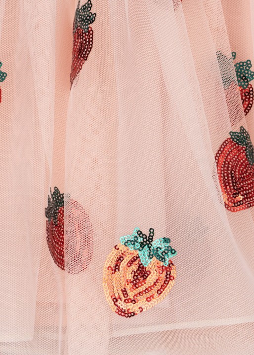 Detal tiulu i ozdobnego wykończenia sukienki dziecięcej Konges Sløjd.