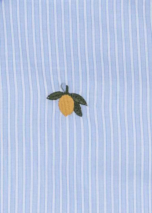 Zbliżenie haftu na koszuli Konges Sløjd