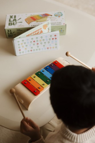 Dziecko gra na ksylofonie Juegaconmigo Xilabu