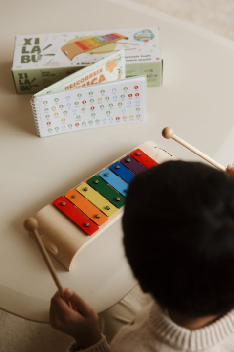 Dziecko gra na ksylofonie Juegaconmigo Xilabu