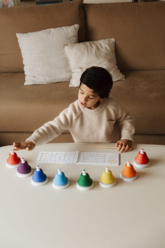 Dziecko bawi się dzwonkami muzycznymi Juegaconmigo DingdangBú Push