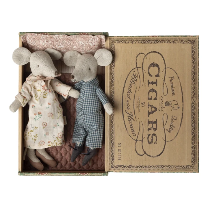 Maileg myszki Babcia i Dziadek – pudełko po cygarach i pościel