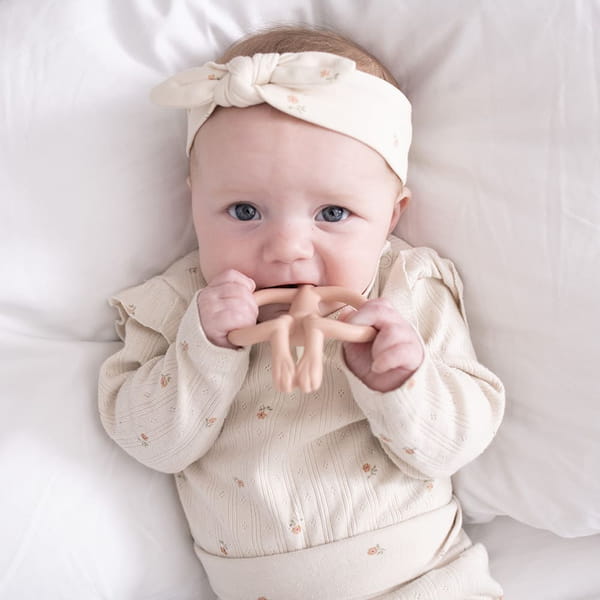 Matchstick Monkey gryzak ze szczoteczką – małpka pastelowy róż