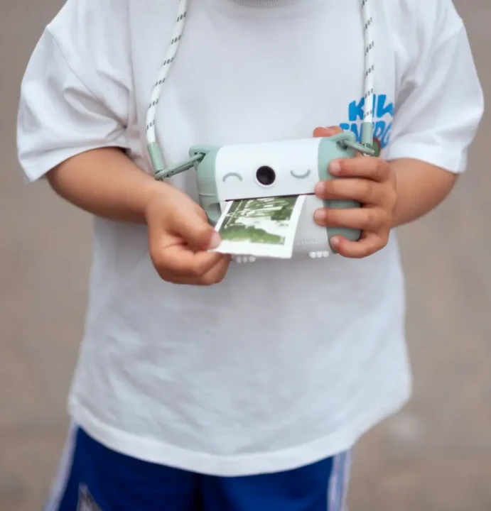 Kidywolf KIDYROLL papier termiczny i kolorowy rolki papieru w rece