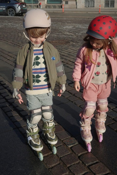 Konges Sløjd rolki Light Up Roller Skates wiśniowy róż lifestyle z dzieckiem 2