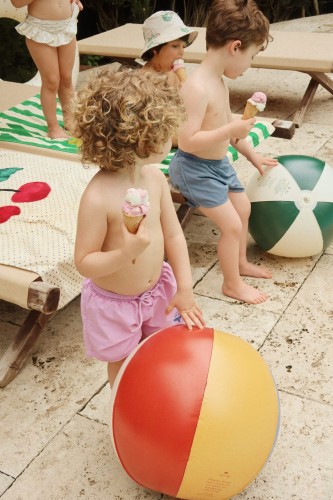 Konges Sløjd szorty kąpielowe Pomio GRS liliowe Lupine zdjęcie lifestyle 1