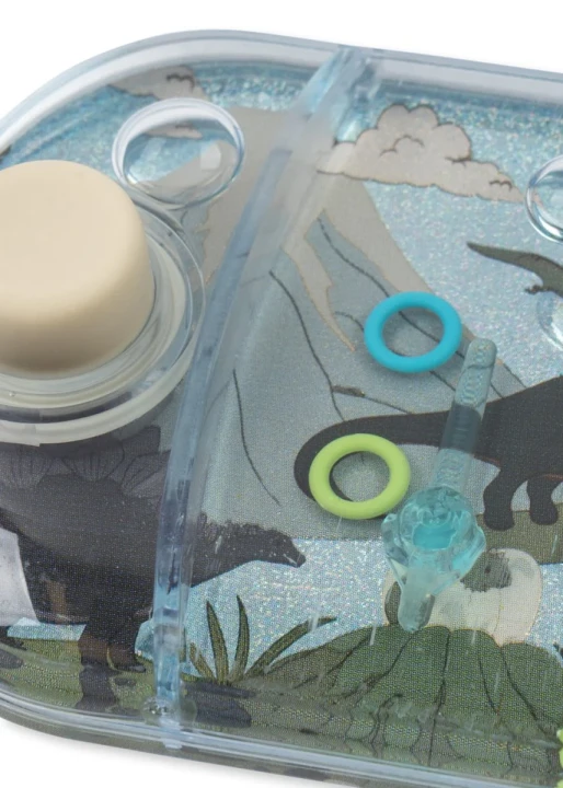 Konges Sløjd Water Ring Toss Game – detal pierścieni i motywu dinozaurów