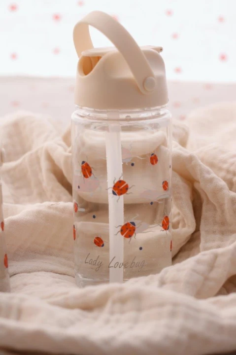 Vanilla Copenhagen butelka tritanowa Ladybug 500 ml dziecko trzyma butelke
