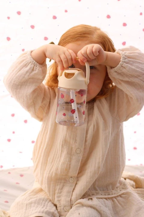 Vanilla Copenhagen butelka tritanowa Ladybug 500 ml w codziennym uzyciu