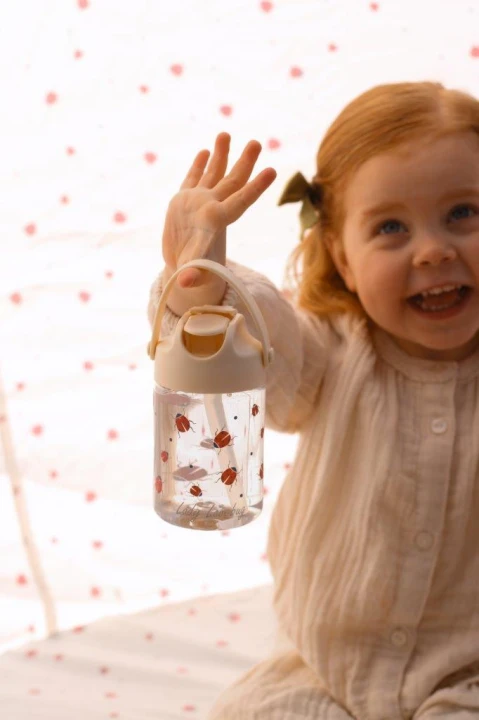 Vanilla Copenhagen butelka tritanowa biedronka 350 ml dziecko trzyma butelke