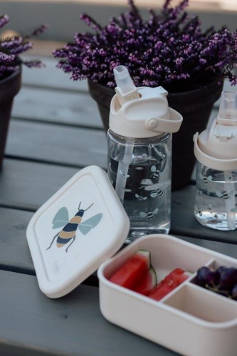 Vanilla Copenhagen lunchbox silikonowy pszczolka 700 ml na stole