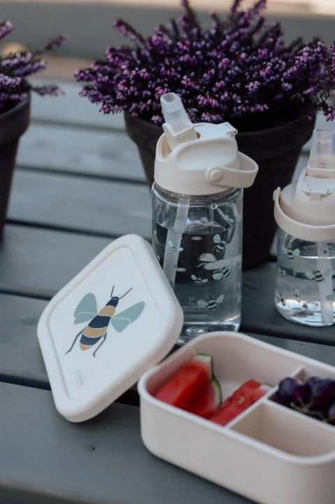 Vanilla Copenhagen lunchbox silikonowy pszczolka 700 ml na stole