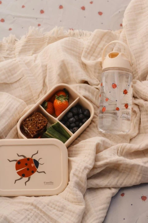 Vanilla Copenhagen lunchbox silikonowy biedronka 700 ml w uzyciu na stole